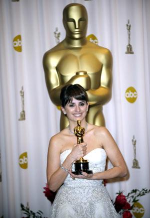 Penelope Cruz holds up her trophy for Best Supporting Actress of the 81st Academy Awards at the Kodak Theater in Hollywood, California, the United States, Feb. 22, 2009.(Xinhua/Qi Heng)