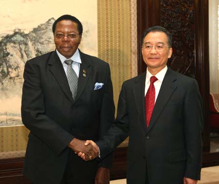 Chinese Premier Wen Jiabao (R) meets with Malawian President Bingu wa Mutharika in Beijing, capital of China, March 26, 2008. Mutharika started a weeklong state visit to China on March 24. (Xinhua Photo)