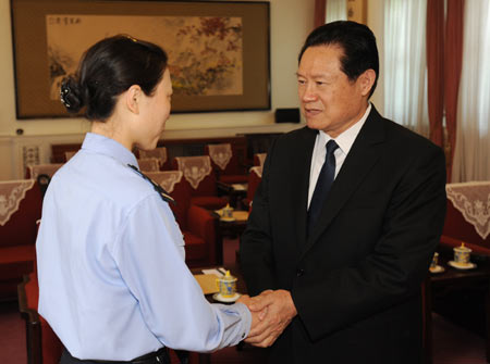 国内英语新闻：Self-giving policewoman in quake relief set national model