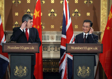 Visiting Chinese Premier Wen Jiabao said here on Monday that China and European countries should strengthen cooperation to deal with global financial crisis.