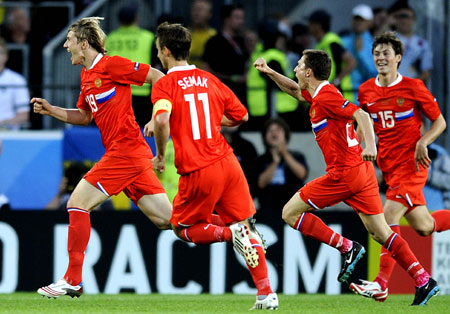 Russia's Roman Pavlyuchenko (L1) celebrates for scoring with his teammates during Euro 2008 Group D football match against Sweden at Tivoli Neu stadium in Innsbruck, Austria, June 18, 2008.