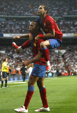 Barcelona's Thierry Henry and Daniel Alves (R) celebrate a goal against Real Madrid during their Spanish first division soccer match at Santiago Bernabeu stadium in Madrid May 2, 2009.(Xinhua/Reuters Photo)