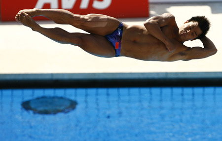Olympic champion He Chong of China won the gold on the men's 3-meter springboard at the world championships here on Thursday.