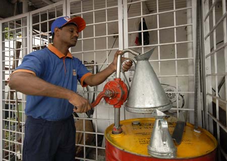Oil prices broke the 140 U.S. dollars level for the first time this week, with August crude surging near 143 dollars a barrel on both New York Mercantile Exchange (NYMEX) and ICE Futures Exchange in London. 