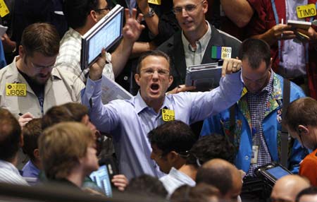 Traders in the oil options pit work at the New York Mercantile Exchange, September 9, 2008. Crude oil was trading around $103 a barrel at mid day after OPEC ministers were to hold a meeting and hurricane Ike was heading towards Gulf of Mexico oil platforms. 