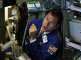 国际英语新闻：Wall Street falls on economic woes