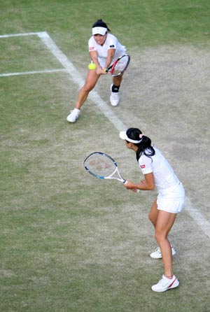 Chinese Zheng and Yan beat Russian pair 2-0 at Wimbledon
