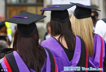 英国拟对大学毕业生征收“毕业税” 英国拟对大学毕业生征收“毕业税”