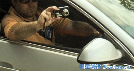 英国女子遇车祸 80位过路司机冷漠拍照围观