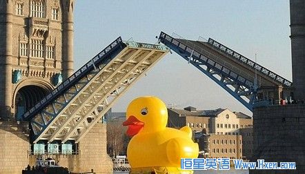 英国人民欢乐多：橡皮大黄鸭畅游泰晤士河