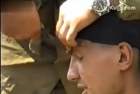 俄罗斯士兵额头中弹 老虎钳拔子弹微笑以对