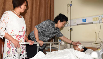 Chinese vice premier visits people injured in Tianjin blasts