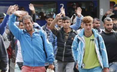 Austria, Germany Open Borders to Thousands of Migrants