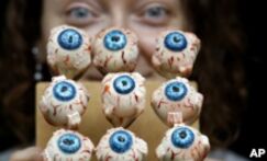VOA慢速英语:Why Do People Blink Their Eyes?(翻译)