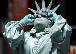 国际英语新闻:What solar eclipse means for U.S. stock market?
