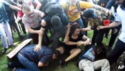 VOA慢速英语:言论自由压力下的学校