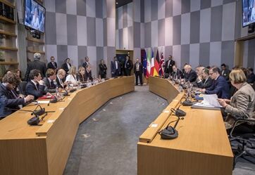 国际英语新闻:EU top diplomats agree to follow through Iran nuclear deal
