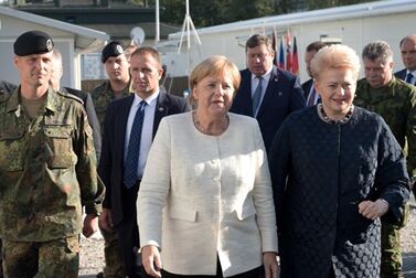 国际英语新闻:EU not to consider lifting sanctions on Russia, but dialogue to continue: Merkel
