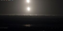 VOA慢速英语:SpaceX成功发射重型猎鹰火箭