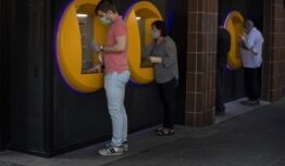 VOA慢速英语:人们会停止使用现金吗？