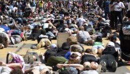 VOA慢速英语:记录片记者不顾危险 把镜头转向抗议活动