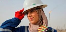 VOA慢速英语:两名伊拉克女工程师在石油行业取得了成功