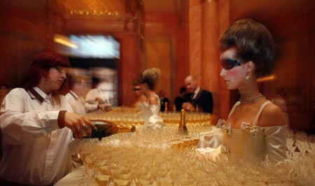  A waitress pours champagne into glasses at the foyer of Prague's Municipal House before the final of the Elite Model Look competition in Prague, April 21, 2008. 